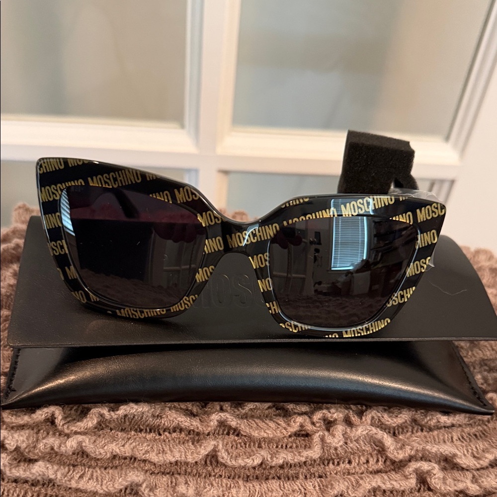 NWOT - Moschino Black and Gold Logo Cat-Eye Sunglasses